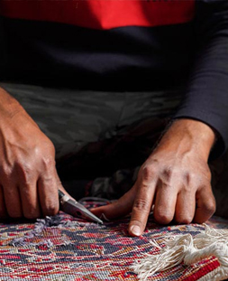 رفو گری قالی در قالیشویی منیریه